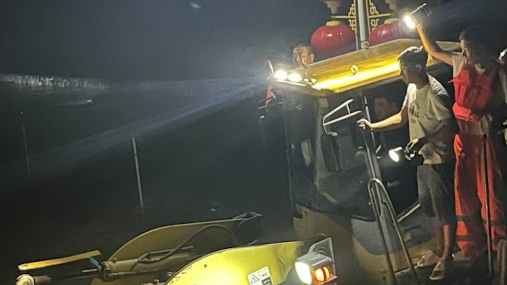 北京密云游客自述遭遇洪災(zāi)經(jīng)歷:爬窗逃生,鏟車伸出鏟斗從二樓轉(zhuǎn)移人員