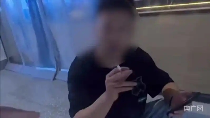 一男子室内吸烟面对他人劝阻无动于衷，被罚200元