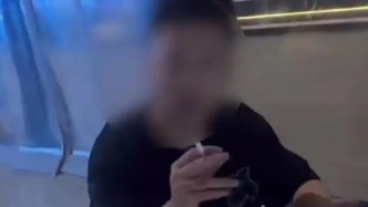一男子室內(nèi)吸煙面對(duì)他人勸阻無動(dòng)于衷，被罰200元