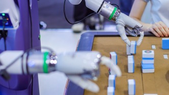 曾师从李飞飞的00后展商：AI行业不会论资排辈，希望做出能影响世界的产品