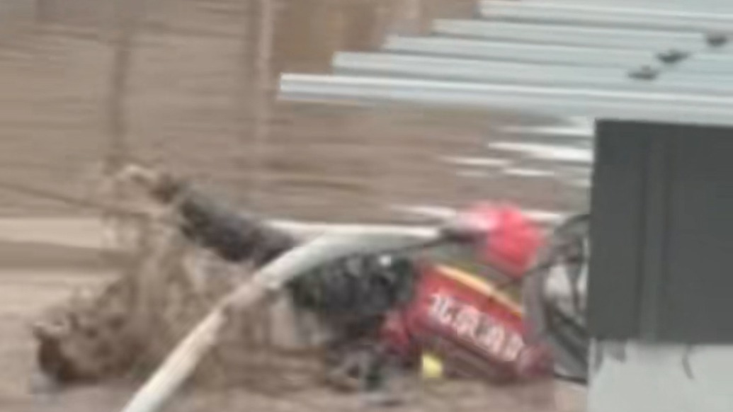 密云太师屯一养老院被洪水围困，消防员游进养老院转移受困老人