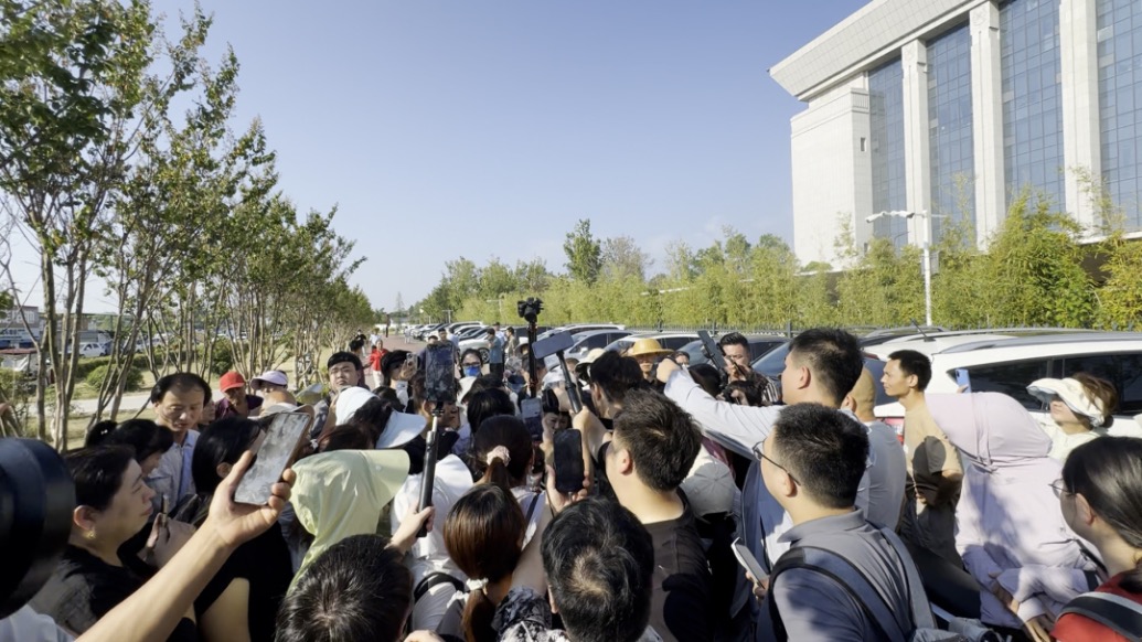 網(wǎng)紅“羅大美”遇害案主犯有賭博惡習(xí)，曾多次持刀搶劫被判刑