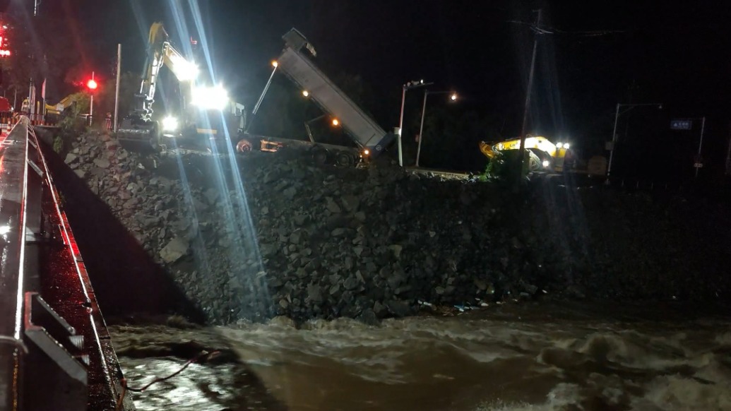 北京密云搶險(xiǎn)一線：潮河現(xiàn)兩處脫坡險(xiǎn)點(diǎn)，救援隊(duì)伍攜裝備緊急處置