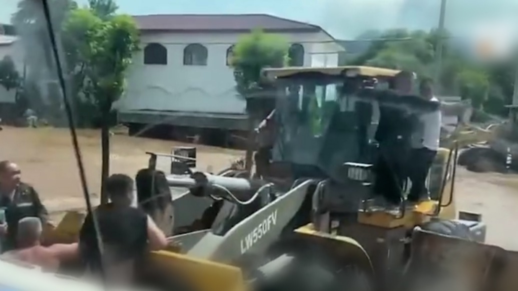 北京强降雨导致一村庄被淹,男子用铲斗救出80多人