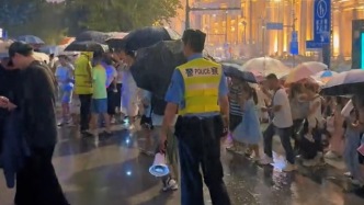 這就是上海的安全感！外灘民警暴雨中執(zhí)勤，渾身濕透仍堅(jiān)守崗位