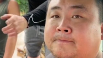 勇敢的“鏟車俠”！北京大哥在大水中操作鏟斗救出80人