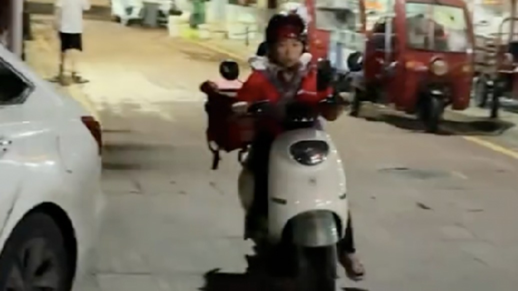 外賣(mài)箱里藏著母愛(ài)！單親媽媽為治療腦癱女兒凌晨送外賣(mài)，網(wǎng)友們大呼感動(dòng)并捐款鼓勵(lì)