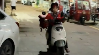 外卖箱里藏着母爱！单亲妈妈为治疗脑瘫女儿凌晨送外卖，网友们大呼感动并捐款鼓励
