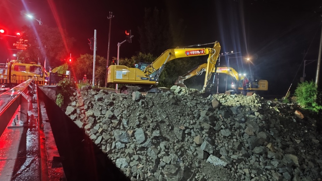 中國(guó)安能馳援北京懷柔密云：潮河左岸部分堤防坍塌，連夜進(jìn)行大塊石回填