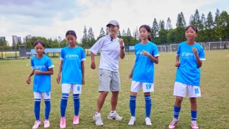 中國女足“追風(fēng)”特訓(xùn)營：王霜親臨與鄉(xiāng)村女孩跳“勝利之舞”