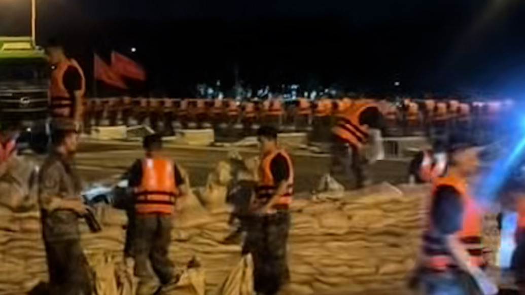 北京密云暴雨，武警一夜搬10萬(wàn)個(gè)沙袋筑堤1100米