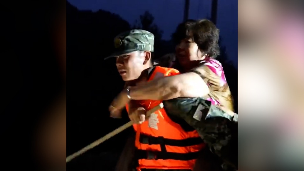 致敬守護(hù)！洪水中子弟兵連背帶抱轉(zhuǎn)移老人小孩
