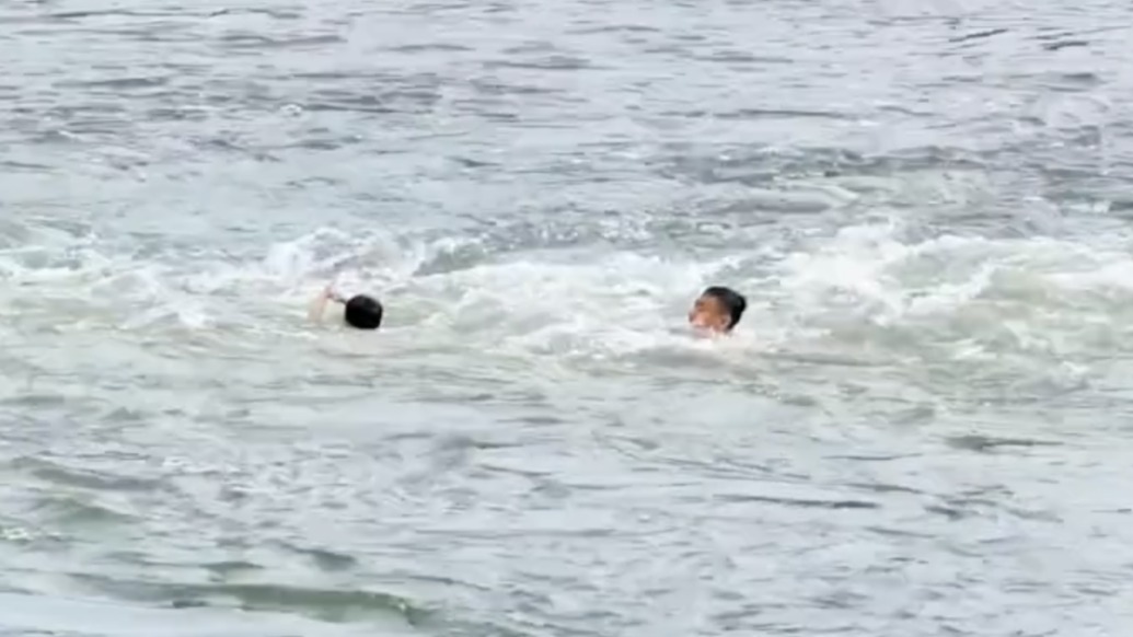 無人機拍下驚魂一幕：男孩被卷進湍流中，兩勇士箭步?jīng)_入水中撈人