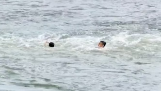 无人机拍下惊魂一幕：男孩被卷进湍流中，两勇士箭步冲入水中捞人