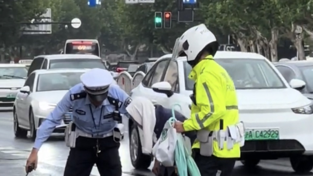 這就是阿拉上海警察！九旬老人在機(jī)動(dòng)車(chē)道逆行，交警耐心勸導(dǎo)并護(hù)送回家