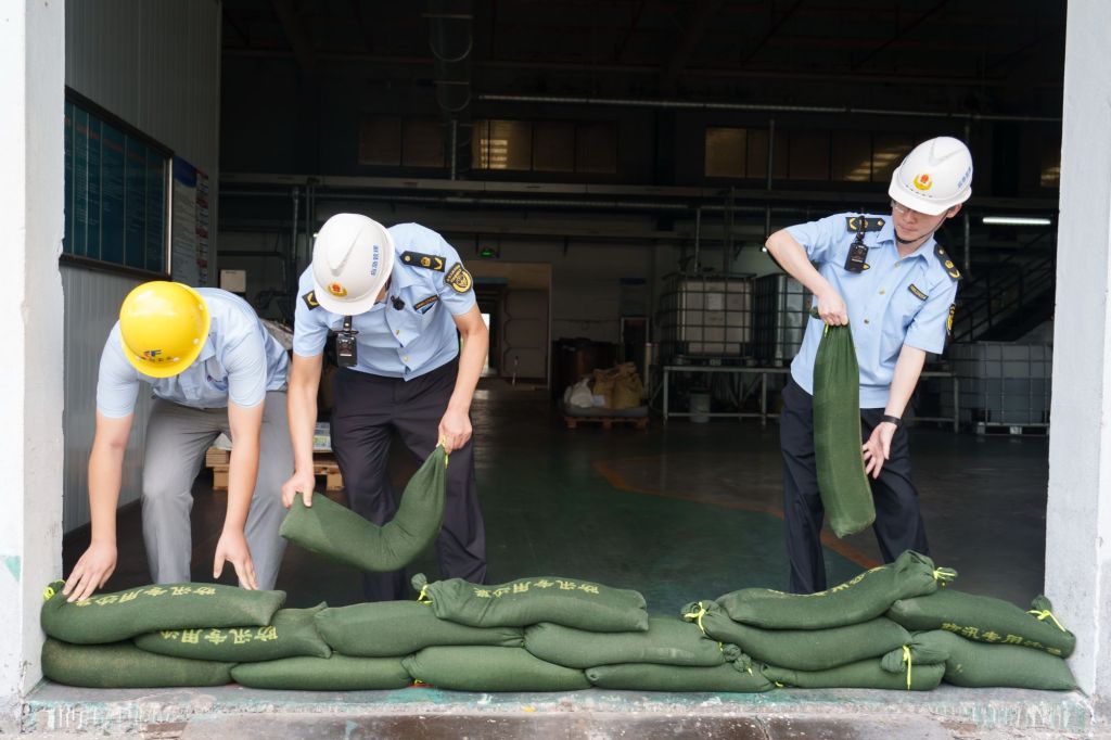 人员转移安置、内河水位预降，上海浦东奉贤等区全力筑牢防台防汛安全线