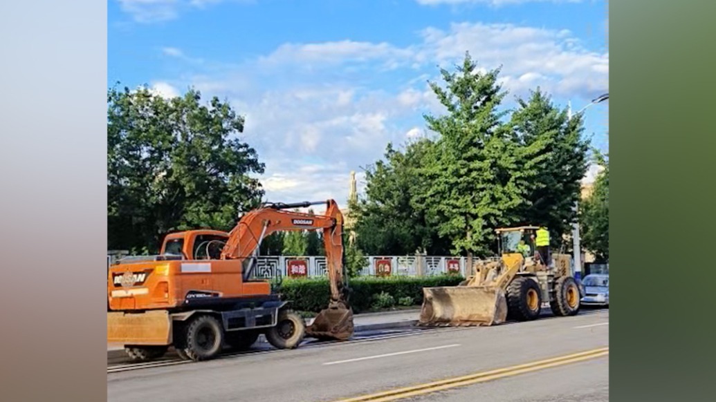 直击密云救援一线:目前积水已慢慢退去,挖掘机师傅原地待命
