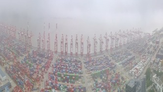 臺(tái)風(fēng)“竹節(jié)草”臨近，上海洋山深水港所有碼頭全面停止作業(yè)