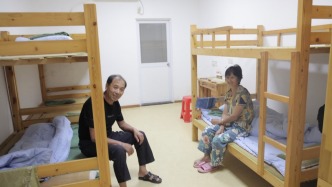 臺風天記者實探上海奉賢安置點，民警沿海岸線巡邏勸離逗留人員