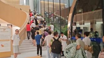 臺風(fēng)逼近上海，臨港一安置點300多名工人一個多小時轉(zhuǎn)移完畢