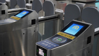 上海地鐵暫無(wú)停運(yùn)計(jì)劃將正常運(yùn)營(yíng)，受臺(tái)風(fēng)影響市內(nèi)輪渡全線(xiàn)停航