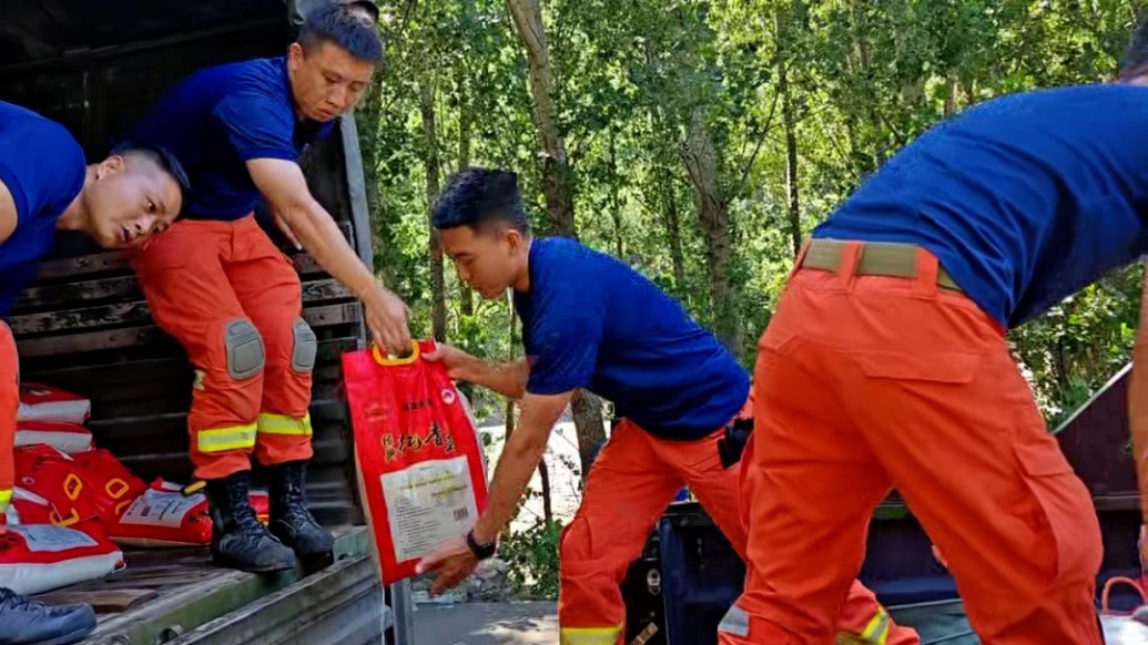 密云救援進行中：消防員轉移群眾至安置點，為受災村莊轉運1.6噸物資