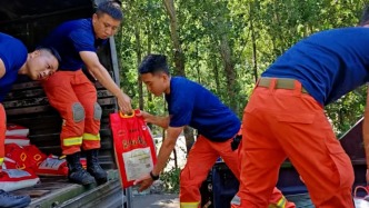 密云救援进行中：消防员转移群众至安置点，为受灾村庄转运1.6吨物资