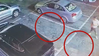 与女友发生口角，男子为泄愤从25楼抛物致5车受损