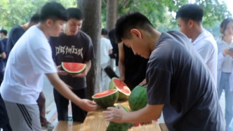 炎炎夏日送西瓜，鄭州一高校為留校考研學(xué)子準(zhǔn)備“清涼驚喜”