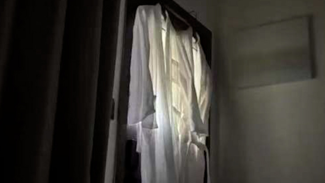 一家四口住民宿床上發現蜈蚣發避雷貼，商家回復時稱其為3女1男