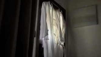 一家四口住民宿床上發現蜈蚣發避雷貼，商家回復時稱其為3女1男