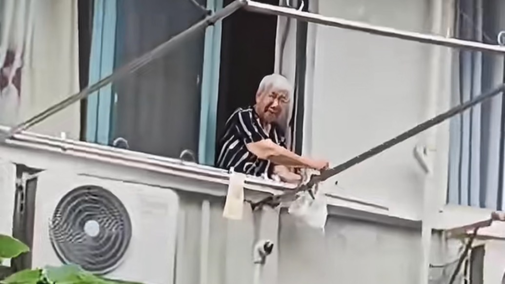 關(guān)心藏在清涼里！上海奶奶惦記高溫勞作工人，特意送上冰淇淋解暑