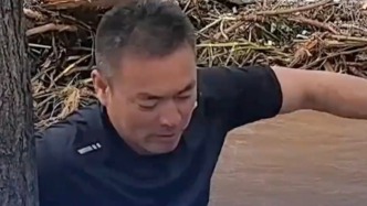 每一響都是生的希望！密云洪水來(lái)襲時(shí)，他爬上房頂敲窗喊醒鄰居