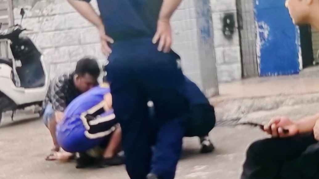 家人外出，4岁女童翻上阳台从2楼坠落多处骨折