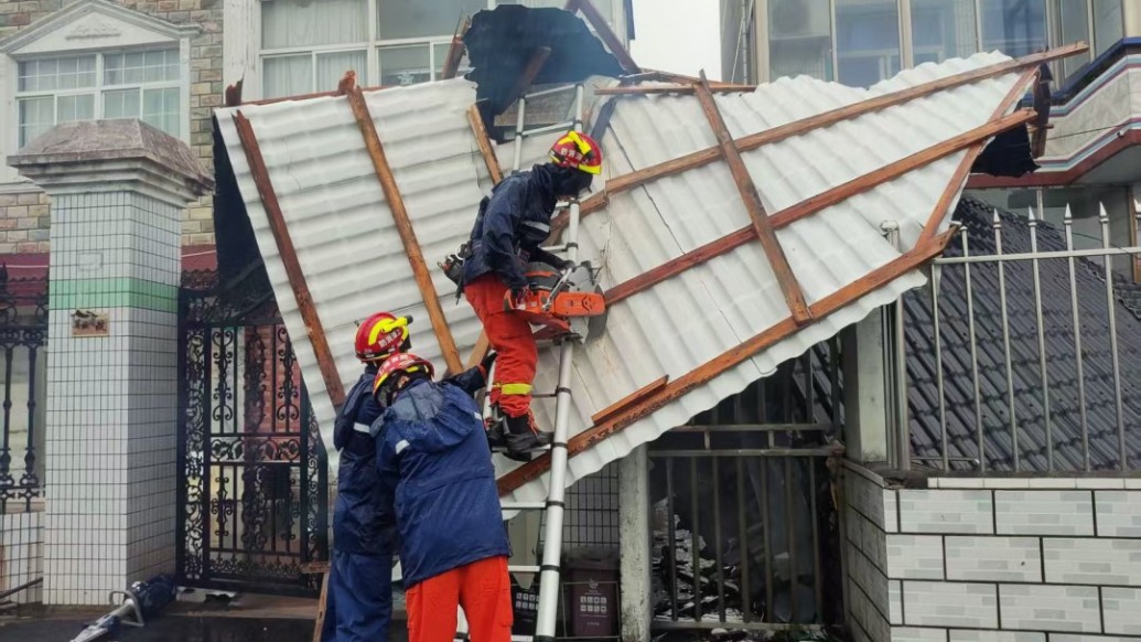 台风“竹节草”来袭，上海消防员凌晨集结出动，风雨中排险保畅通