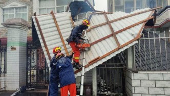 臺(tái)風(fēng)“竹節(jié)草”來(lái)襲，上海消防員凌晨集結(jié)出動(dòng)，風(fēng)雨中排險(xiǎn)保暢通