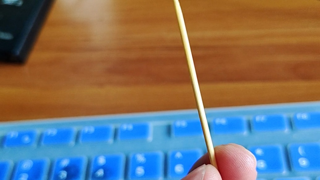 男子剔牙后隨手將牙簽扔地上，光腳踩中感染發(fā)炎