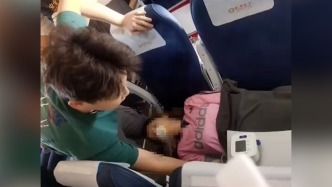 飛機上救人被質(zhì)疑“沒資格”的醫(yī)學(xué)生：學(xué)醫(yī)本質(zhì)是幫助別人