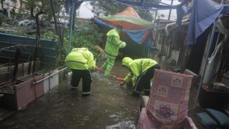 時而天晴、時而暴雨，臺風(fēng)登陸上海前記者直擊民警巡查
