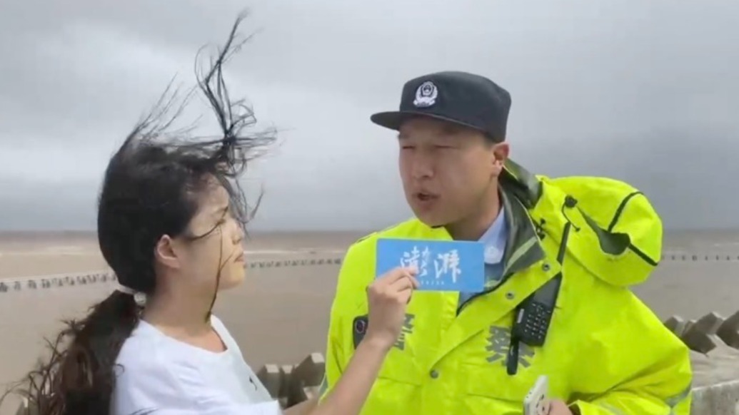 “竹節(jié)草”逼近上海！記者臨港追風(fēng)：吹到“爆麥”，頭發(fā)吹得比民警高