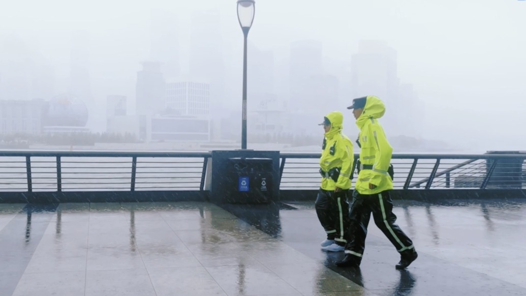 迎戰(zhàn)臺風(fēng)“竹節(jié)草”，上海黃浦公安“逆風(fēng)”筑屏障