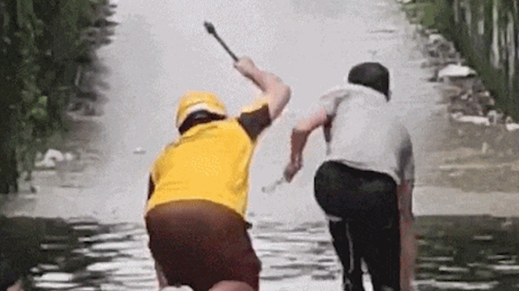 汽車在涵洞被積水淹沒，外賣小哥擔心有人被困爬車頂砸窗