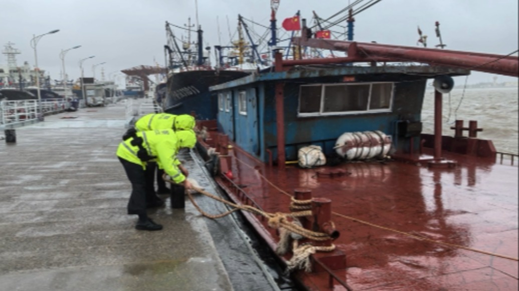 臺(tái)風(fēng)“竹節(jié)草”來襲，長航上海警方聞汛而動(dòng)迎風(fēng)逆行