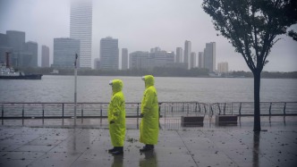 魔都眼｜黃浦江水位上漲：西岸拉起警戒線