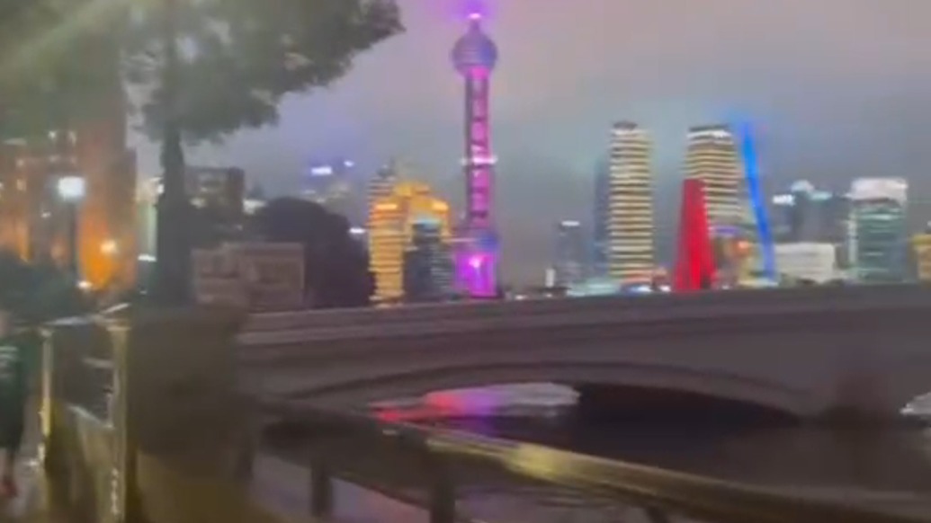 台风让苏州河水位猛涨，夜间水位下降“乍浦路桥”名字已露出