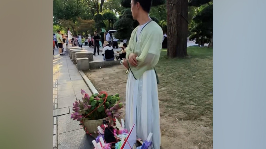 5歲女兒患神經(jīng)母細(xì)胞瘤，父親穿漢服賣荷花籌款