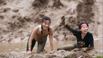 去腻了健身房的新中产，开始滚泥巴了