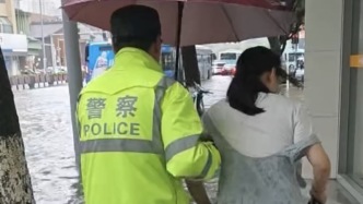 “我的鞋子高，你穿着！”交警台风天让出雨鞋，赤脚护送被困孕妇