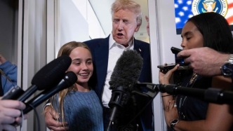 特朗普“空军一号”上介绍孙女：她是很有天赋的高尔夫球手