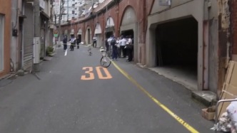 兩名中國(guó)男子在日本街頭無(wú)故遭暴力毆打，四名嫌疑人持鐵棍行兇后駕車逃逸